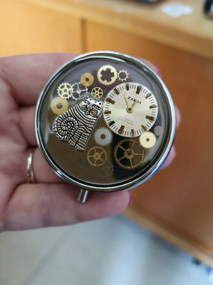 Steampunková lékovka s kočkou