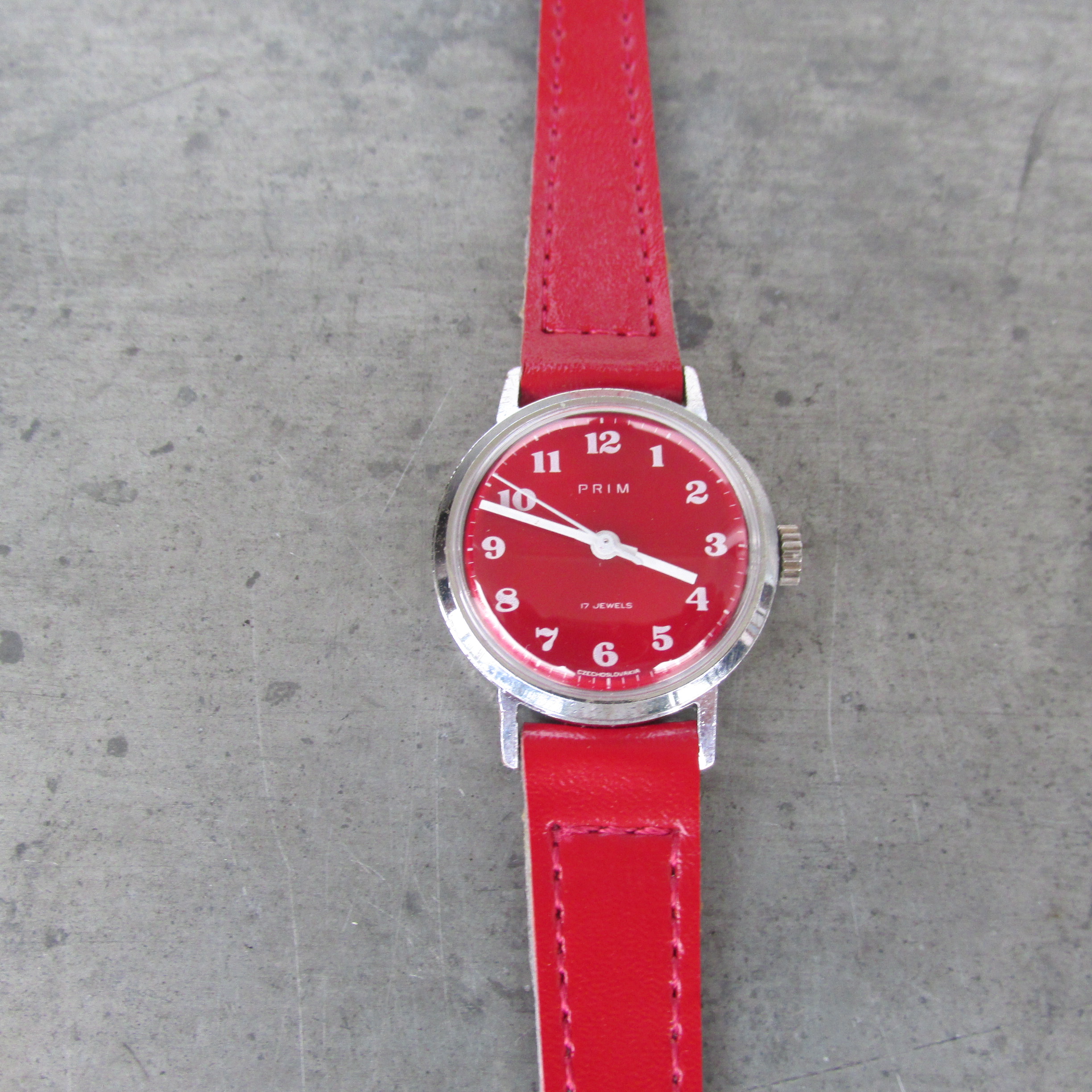 Červené dámské mechanické hodinky Prim z roku 1977
