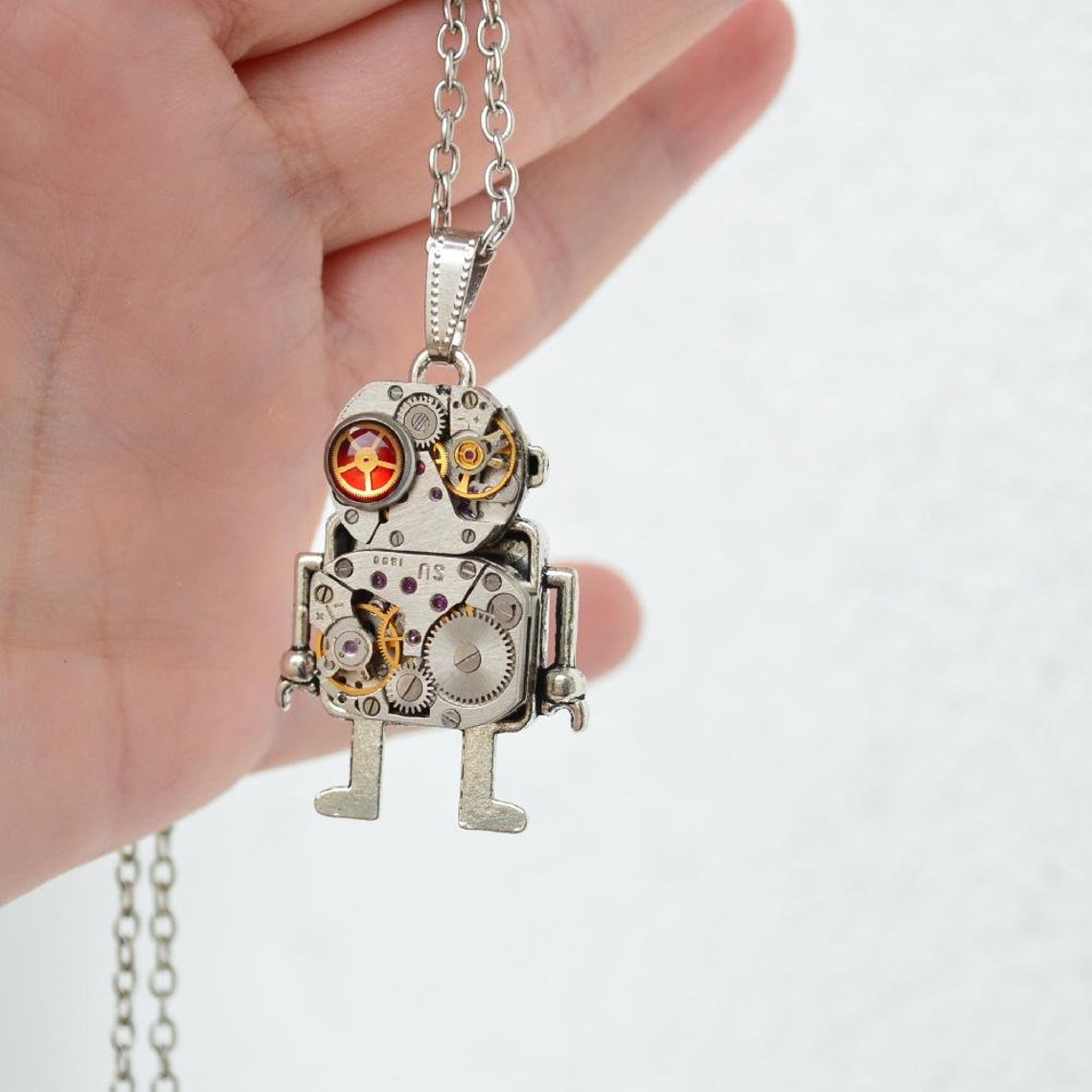 ROBOT S ČERVENÝM OKEM - PŘIVĚSEK Z HODINEK