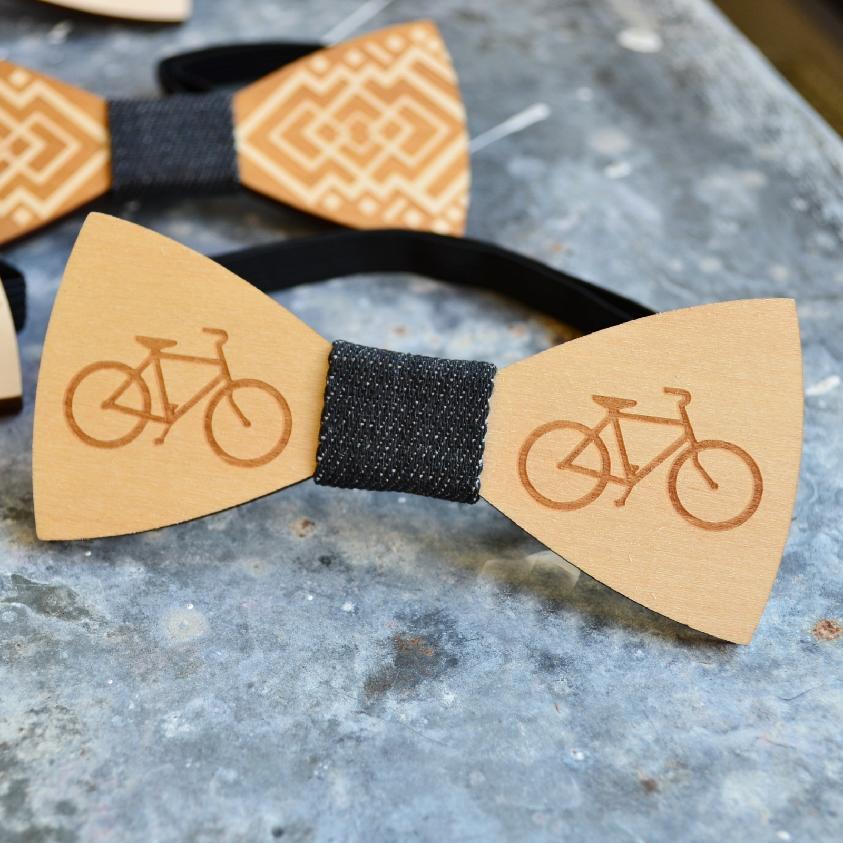 Dřevěný motýlek s jízdním kolem - pro cyklisty