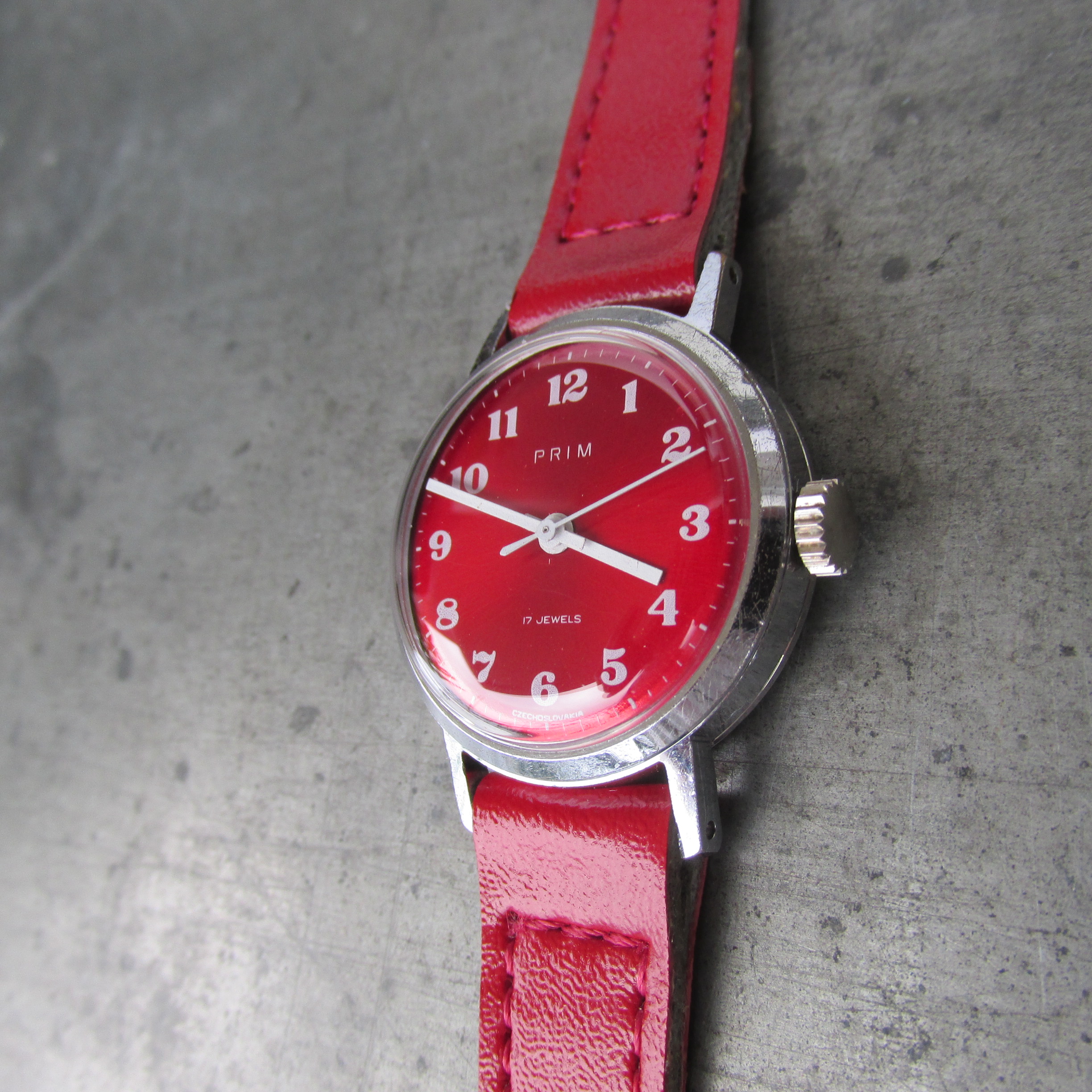 Červené dámské mechanické hodinky Prim z roku 1977