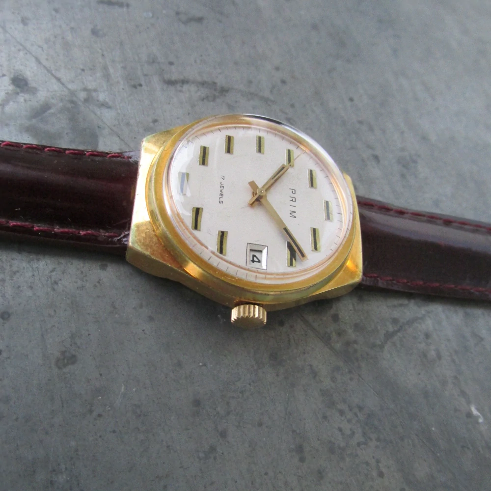Hodinky PRIM ve zlaceném pouzdře z roku 1974 s datumem