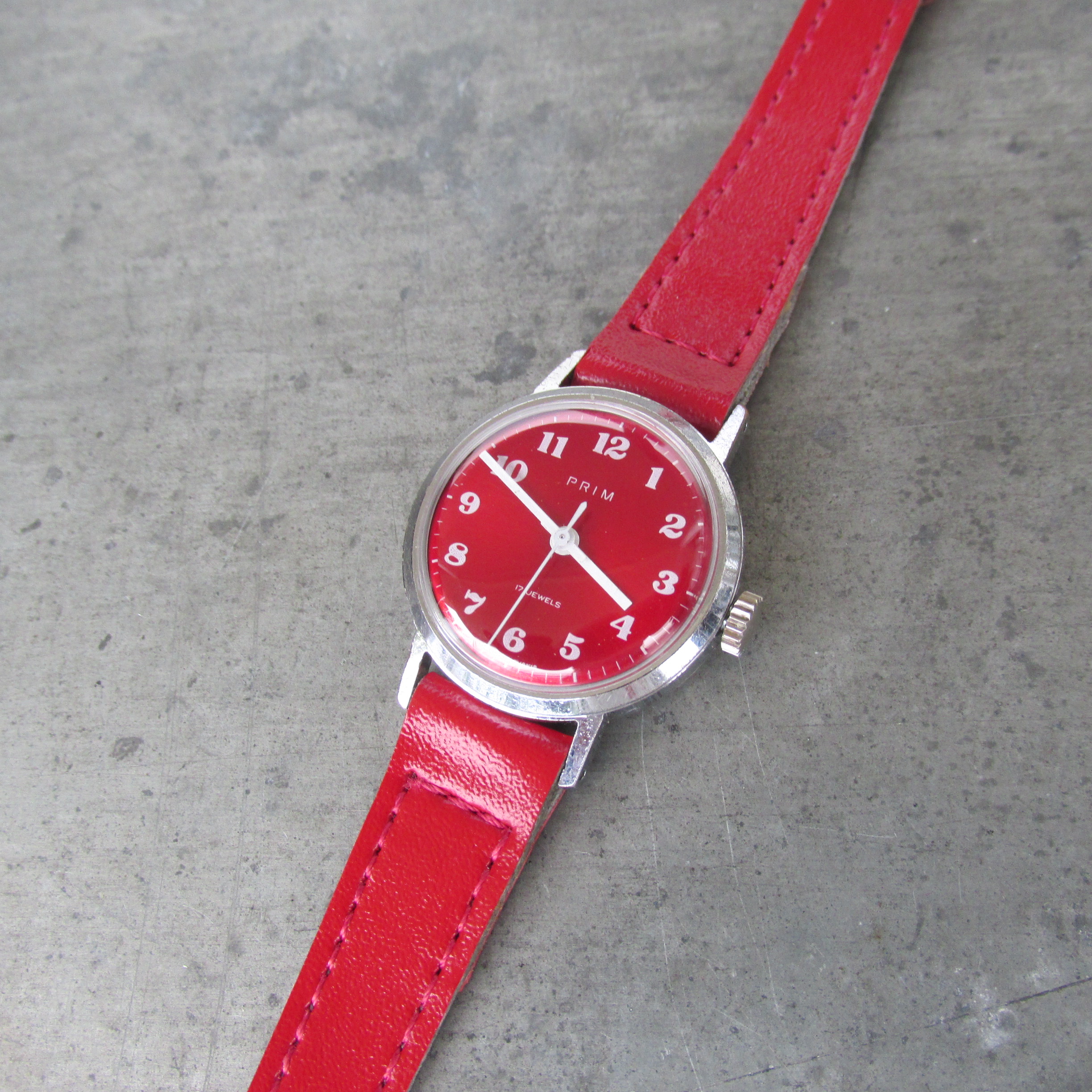 Červené dámské mechanické hodinky Prim z roku 1977