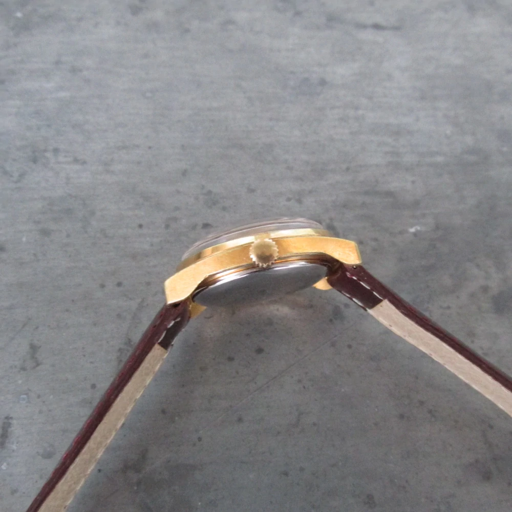 Hodinky PRIM ve zlaceném pouzdře z roku 1974 s datumem