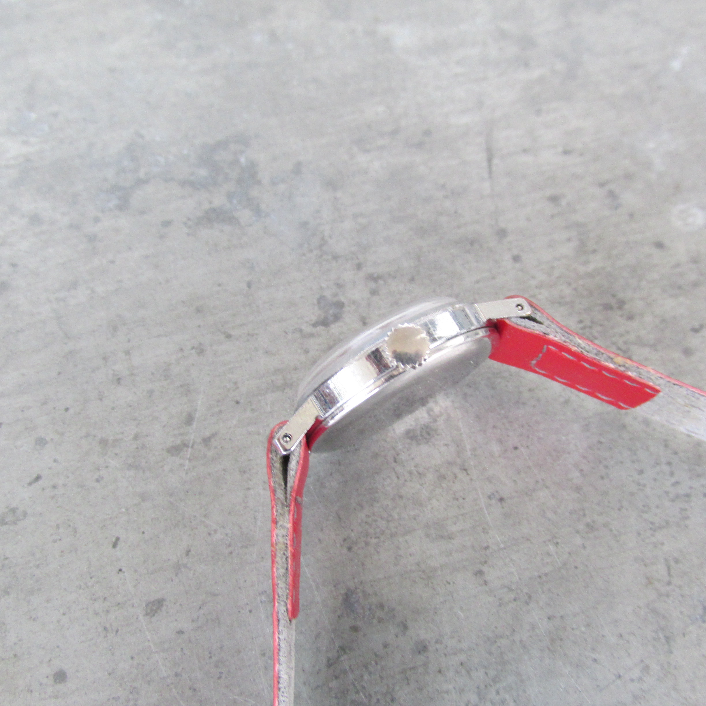 Červené dámské mechanické hodinky Prim z roku 1977