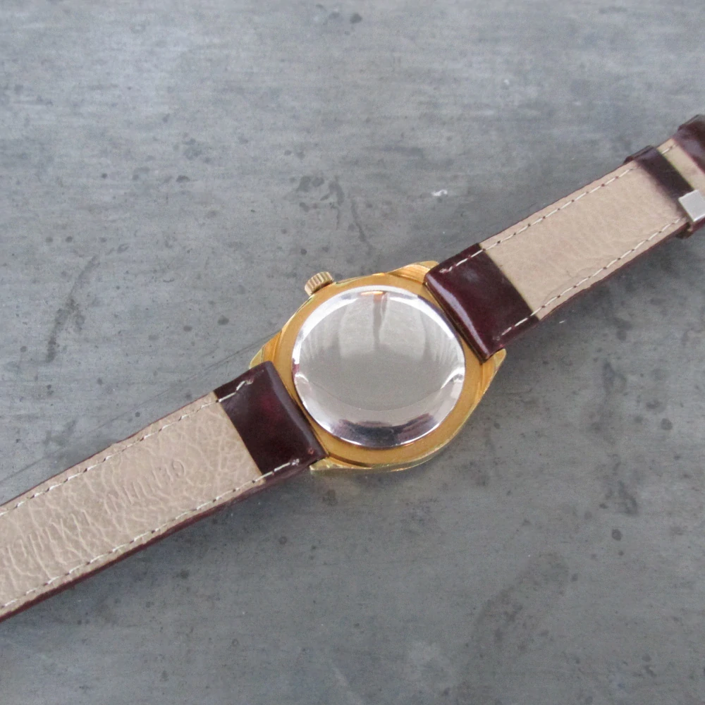 Hodinky PRIM ve zlaceném pouzdře z roku 1974 s datumem