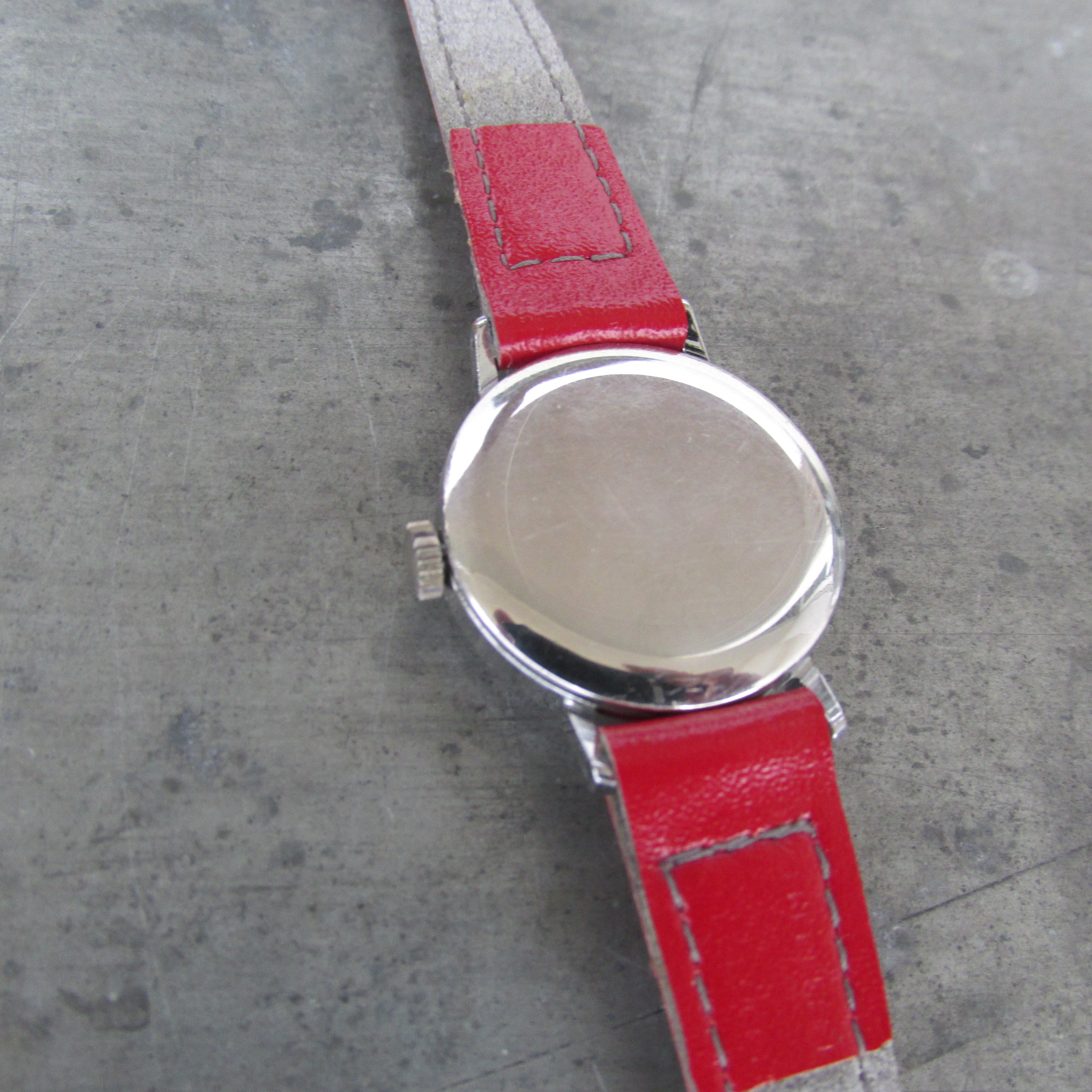 Červené dámské mechanické hodinky Prim z roku 1977